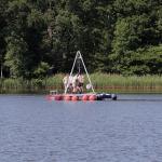 Vízen úszó fúrótorony a Hämelsee tó közepén